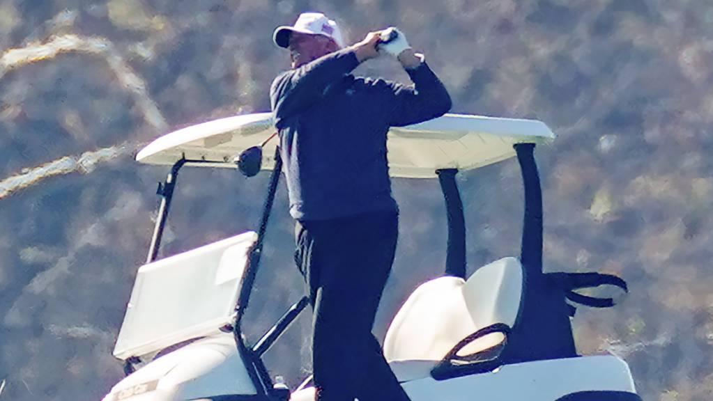 Donald Trump spielt eine Runde im Trump National Golf Club. Foto: Steve Helber/AP/dpa
