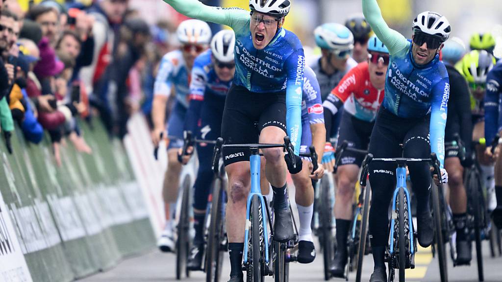 Doppelter Jubel von Decathlon AG2R: Dorian Godon (links) sichert sich in der 1. Etappe der Tour de Romandie den Sieg im Sprint vor seinem Teamkollegen Andrea Vendrame