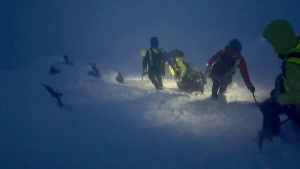 Unter schwierigen und dramatischen Bedingungen barg ein Team der kantonalen Walliser Rettungsorganisation am späten Samstagabend eine Vierer-Seilschaft vom Lagginhorn.