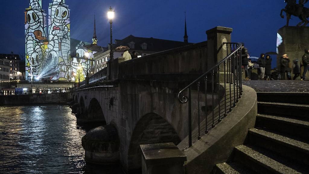 Die reformierte Kirche des Kantons Zürichs will nicht anerkannte Religionsgemeinschaften unterstützen: Das künstlerisch beleuchtete Grossmünster. (Archivbild)