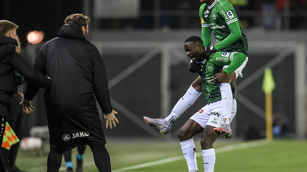 Emmanuel Latte Lath feiert seinen zweiten Treffer zusammen mit Daouda Guindo auf den Schultern