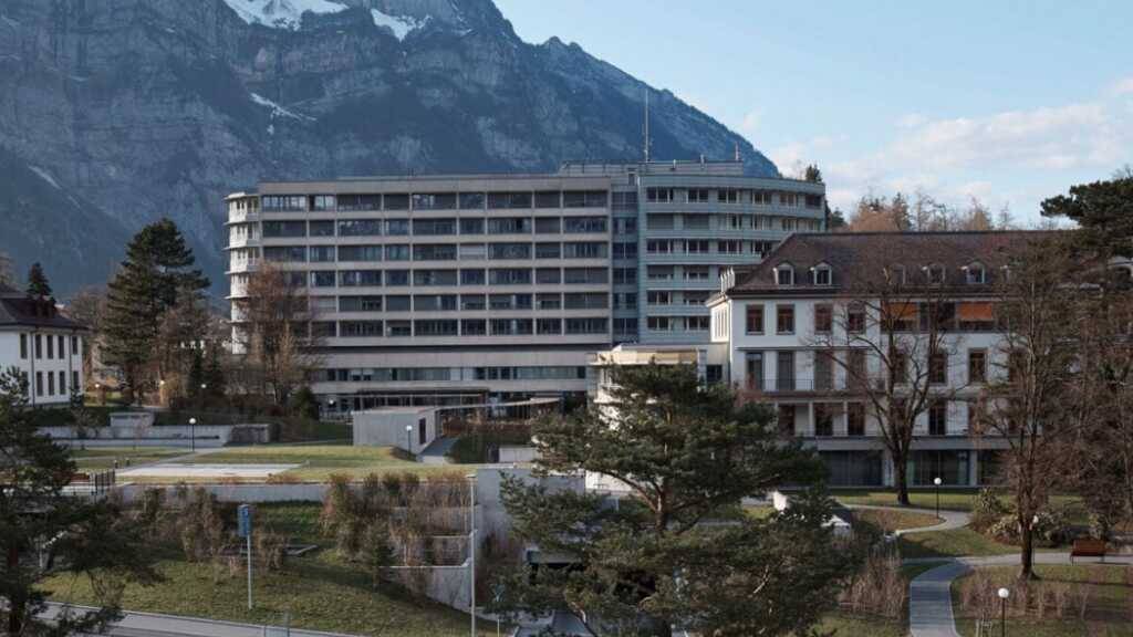 Am Kantonsspital Glarus könnte ein ambulantes medizinisches Zentrum entstehen. (Archivbild)