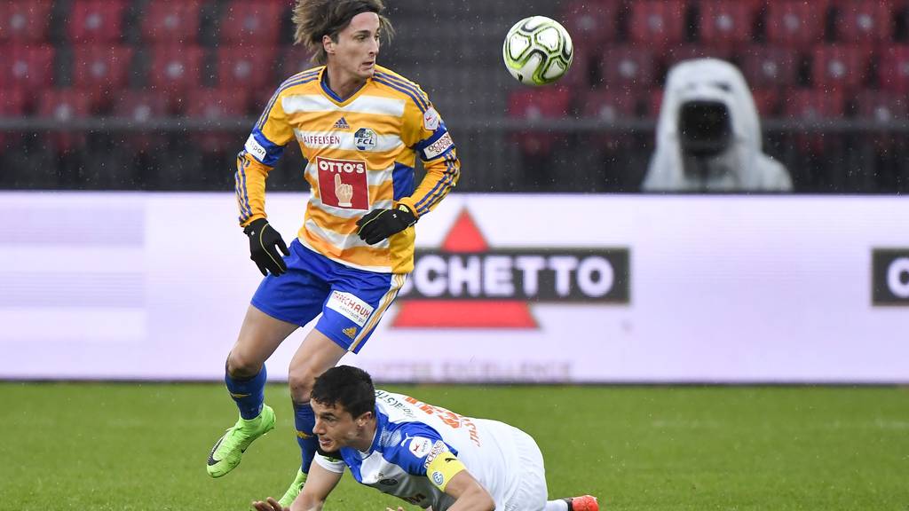 FCL-Spieler Hekuran Kryeziu (stehend) am Ball gegen GC-Mann Marko Basic.