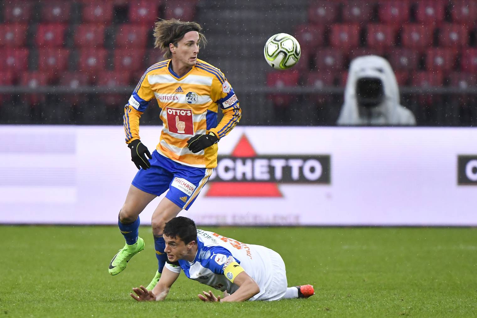 FCL-Spieler Hekuran Kryeziu (stehend) am Ball gegen GC-Mann Marko Basic.