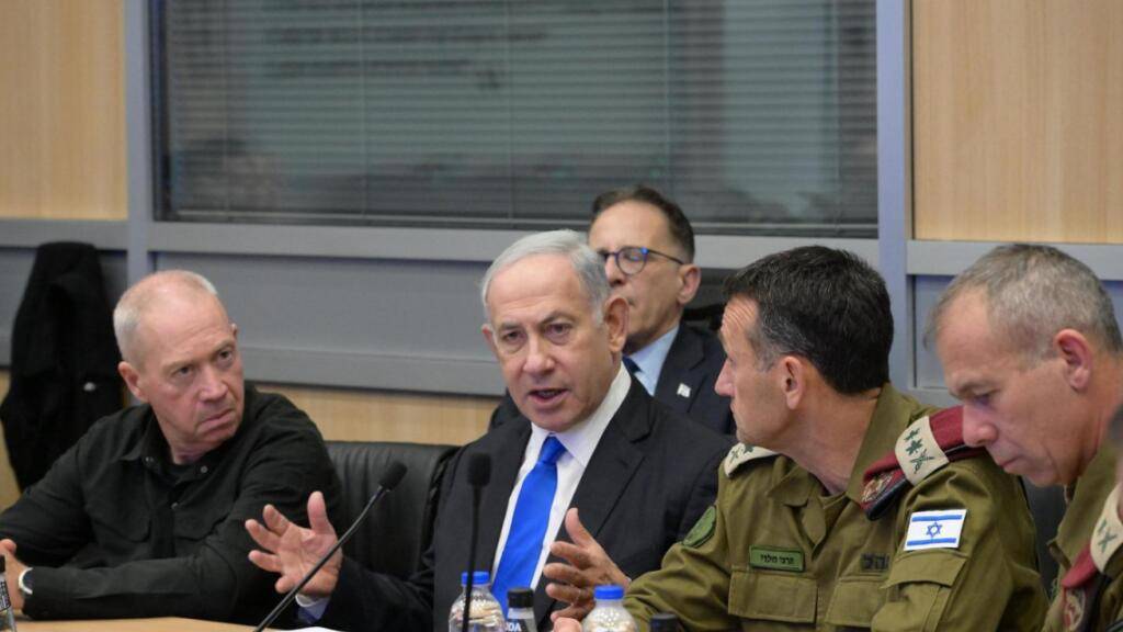 HANDOUT - Israels Ministerpräsident Benjamin Netanjahu (2.v.l.) bei einer Besprechung in Tel Aviv. Foto: Amos Ben-Gershom/GPO/dpa - ACHTUNG: Nur zur redaktionellen Verwendung im Zusammenhang mit der aktuellen Berichterstattung und nur mit vollständiger Nennung des vorstehenden Credits