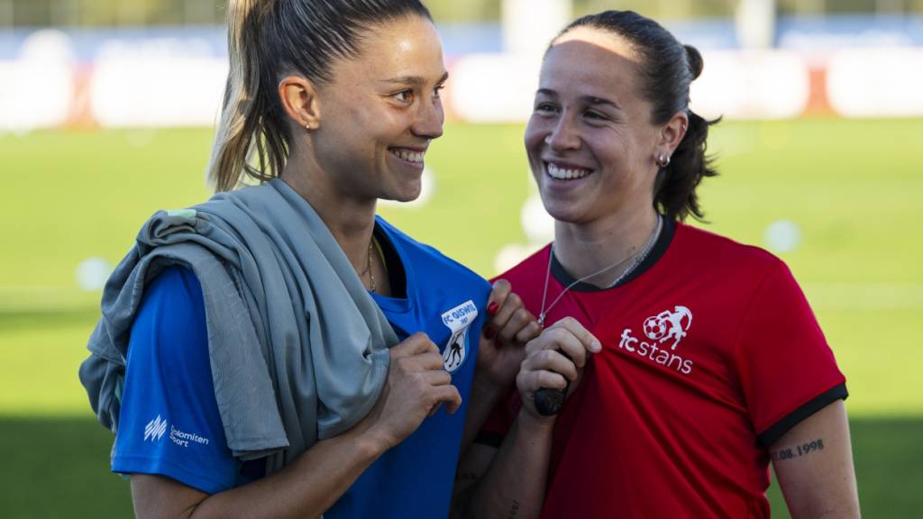 Viel Spass und Erinnerungen an früher: Viola Calligaris (li) im Shirt des GC Giswil, Géraldine Reuteler in jenem des FC Stans