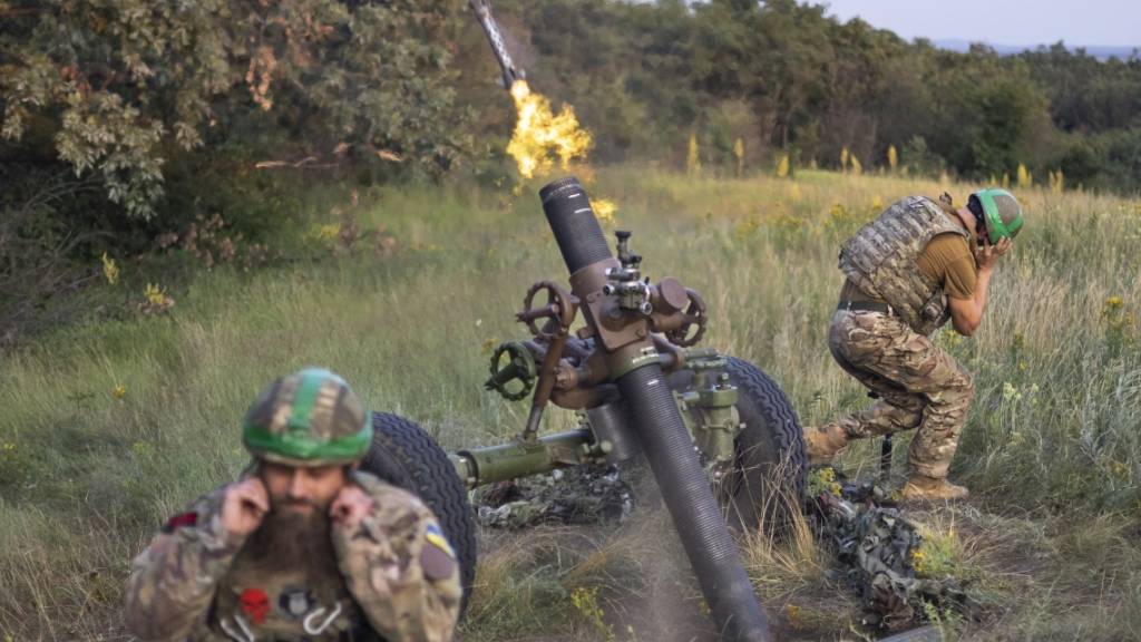 Ukrainische Soldaten feuern eine 122-mm-Haubitze auf russische Stellungen an der Frontlinie in der Nähe von Bachmut. Foto: Alex Babenko/AP/dpa