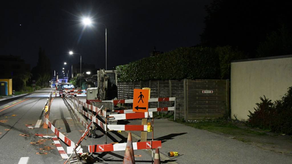 Laut Stadtpolizei Chur ist in der Nacht auf Samstag eine Person mit einem Motorrad in eine Baustellenschranke geprallt.