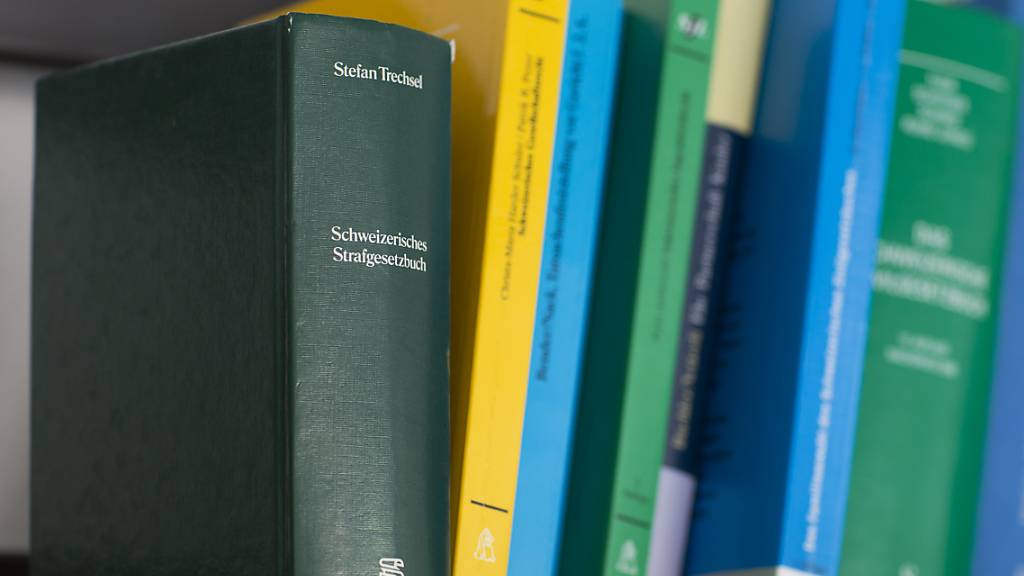 Ein Gericht in Moutier hat einen Mann zu einer bedingten Freiheitsstrafe von fast zwei Jahren verurteilt, weil er sich an einem Neffen und einer Nichte vergangen hatte. (Symbolbidl)