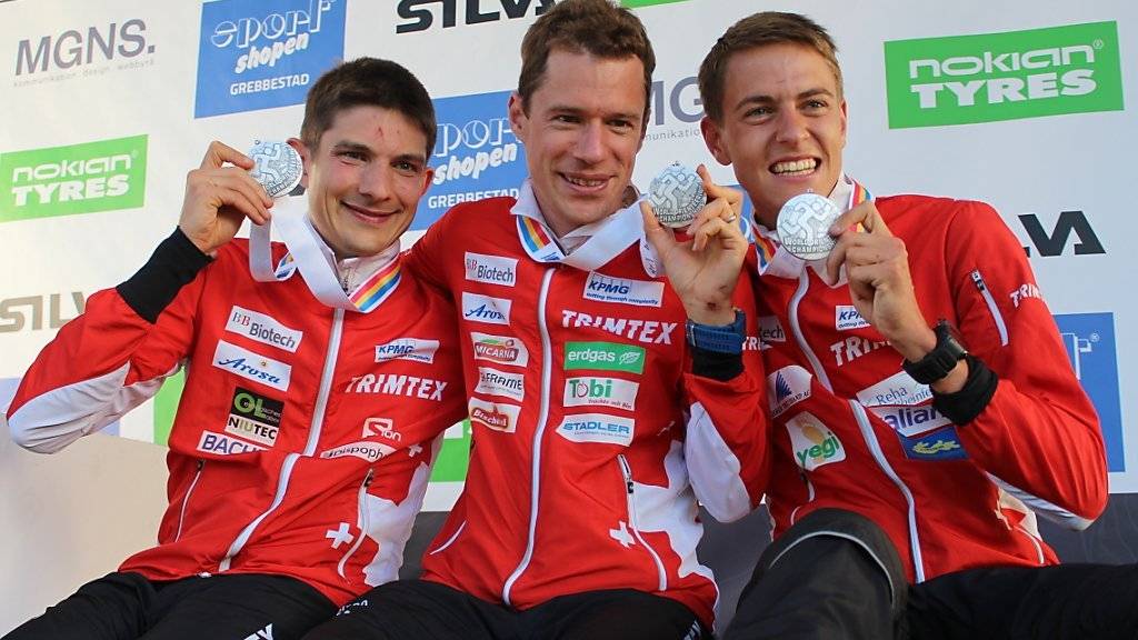 Fabian Hertner (links), Daniel Hubmann und Matthias Kyburz präsentieren ihre WM-Silbermedaille