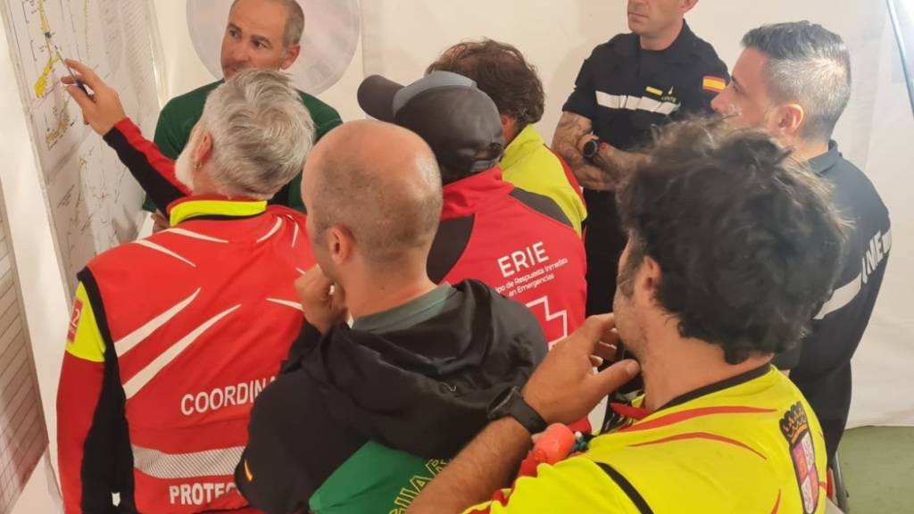 Rettungskräfte planen weitere Schritte auf der Suche nach zwei vermissten Höhlenforschern. Foto: ---/Europapress/dpa
