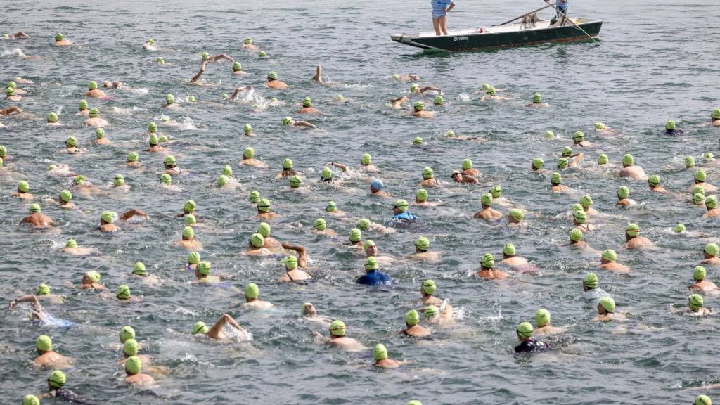 Die Stadtzürcher Seeüberquerung soll am 2. Juli stattfinden. Die Ausgabe im vergangenen Jahr zog über 8500 Schwimmerinnen und Schwimmer an. (Archivbild)
