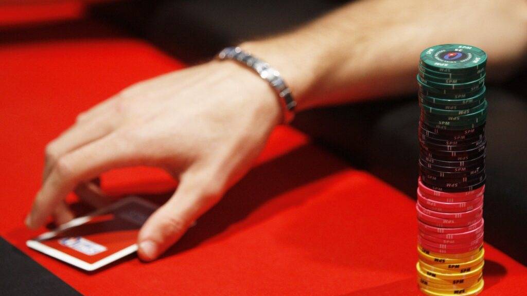 Die Eidgenössische Spielbankenkommission und die Luzerner Polizei haben in der Nacht auf Sonntag in Emmenbrücke ein illegales Pokerturnier gestoppt. (Symbolbild)