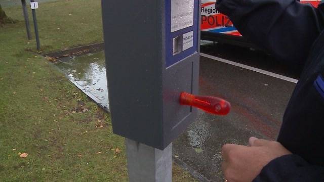 Polizist bedient sich bei Parkgebühren