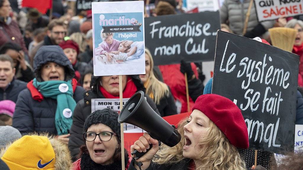 In Genf gingen rund tausend Menschen auf die Strasse. Sie protestierten gegen die steigenden Krankenkassenprämien.