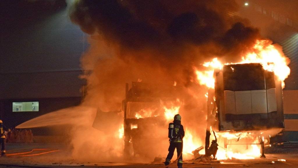 In Emmen sind zwei Lastwagenanhänger, in denen Lebensmittel gekühlt werden können, in Brand geraten. Verletzt wurde niemand.