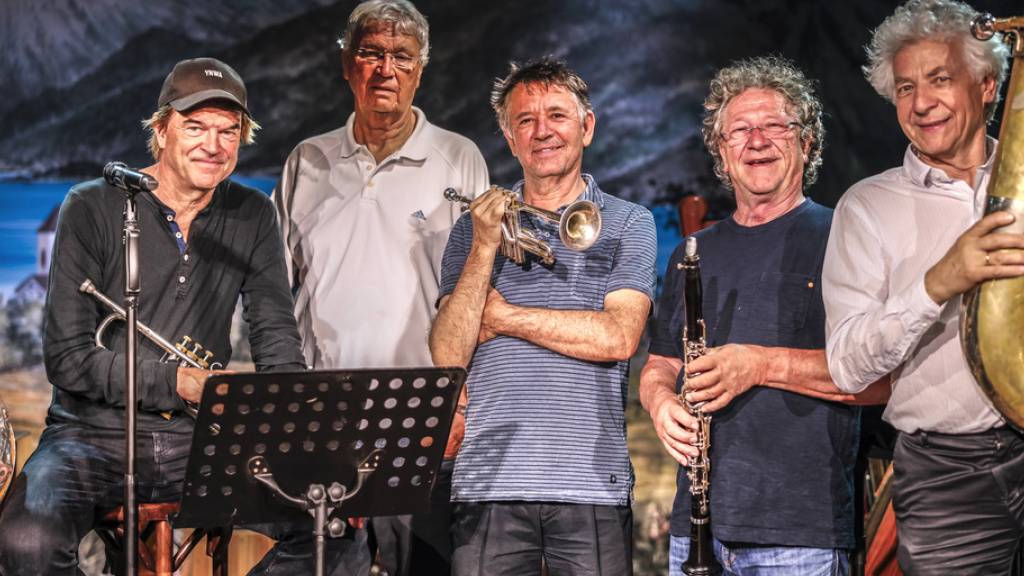Sorgen für ein satirisch-musikalisches Chaos: Campino, Frontmann von Die Toten Hosen, Kabarettist Gerhard Polt, Christoph «Stofferl», Karl und Michael Well (v.l.n.r.).