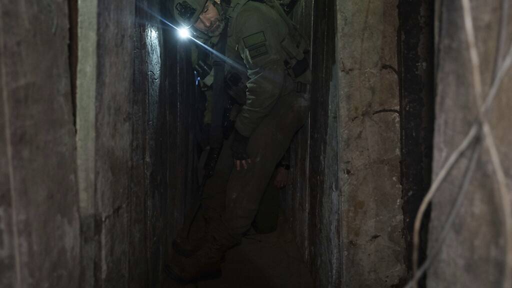 Israelische Soldaten zeigen einen unterirdischen Tunnel. Foto: Ohad Zwigenberg/AP