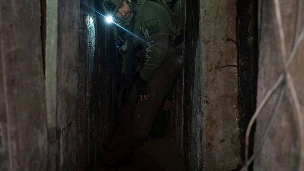 Israelische Soldaten zeigen einen unterirdischen Tunnel. Foto: Ohad Zwigenberg/AP