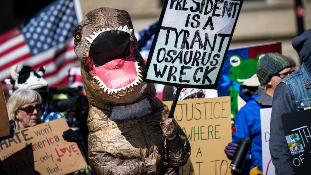 Demonstranten nehmen an der «No-Kings»-Demonstration vor dem Wyoming State Capitol teil. Foto: Milo Gladstein/The Wyoming Tribune Eagle/AP/dpa - ACHTUNG: Nur zur redaktionellen Verwendung und nur mit vollständiger Nennung des vorstehenden Credits