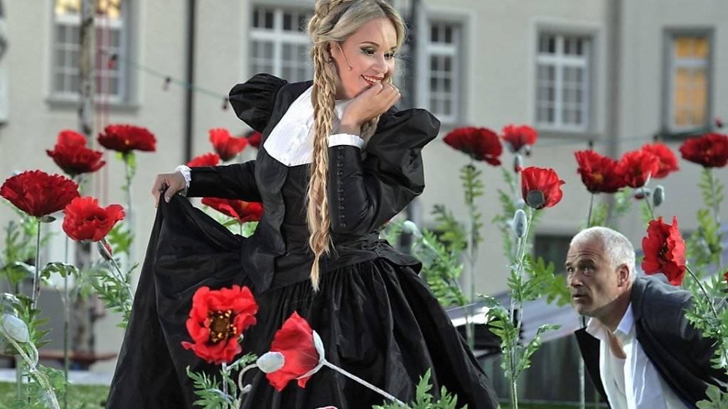Elena Maximova, links, in der Rolle der Marguerite in einer Probe zur Oper «La Damnation de Faust» von Hector Berlioz 2012, auf dem Klosterplatz St. Gallen.