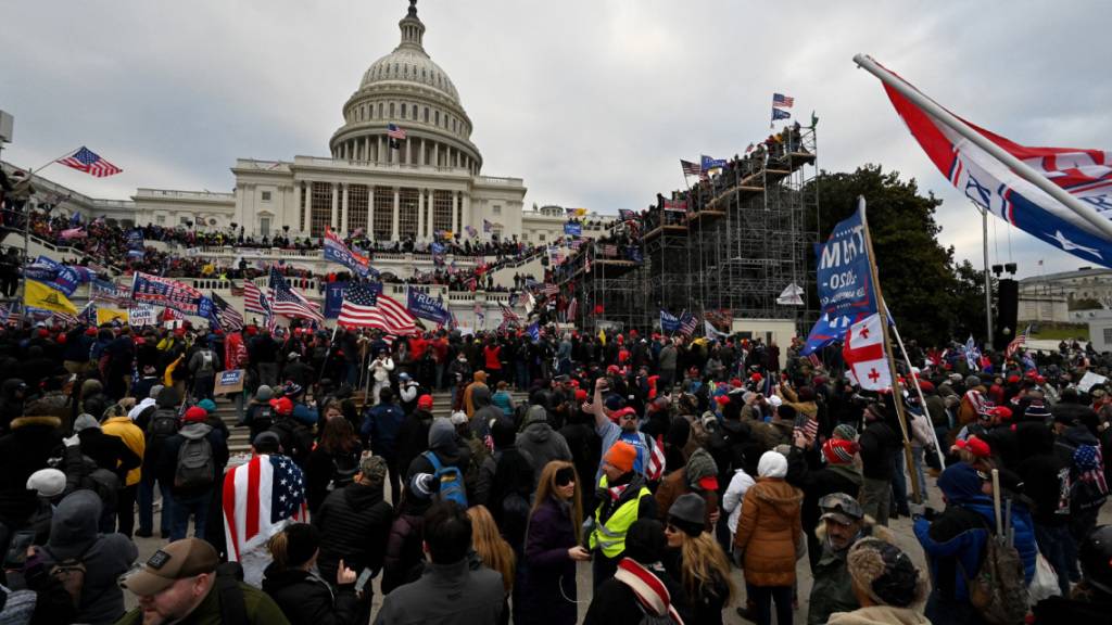 ARCHIV - Der Wahlsieg von Joe Biden mobilisierte im Januar 2023 Anhänger von Donald Trump. Sie stürmten das US-Kapitol in Washington. Foto: Essdras M. Suarez/ZUMA Wire/dpa