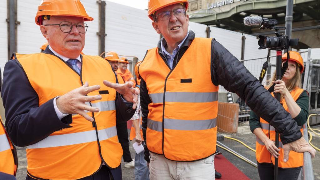 SBB-Chef Vincent Ducrot (l.) und Bundesrat Albert Rösti besichtigen die Grossbaustelle.