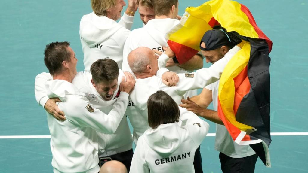 Das deutsche Davis-Cup-Team bejubelt nach einem Krimi gegen Argentinien den Halbfinaleinzug