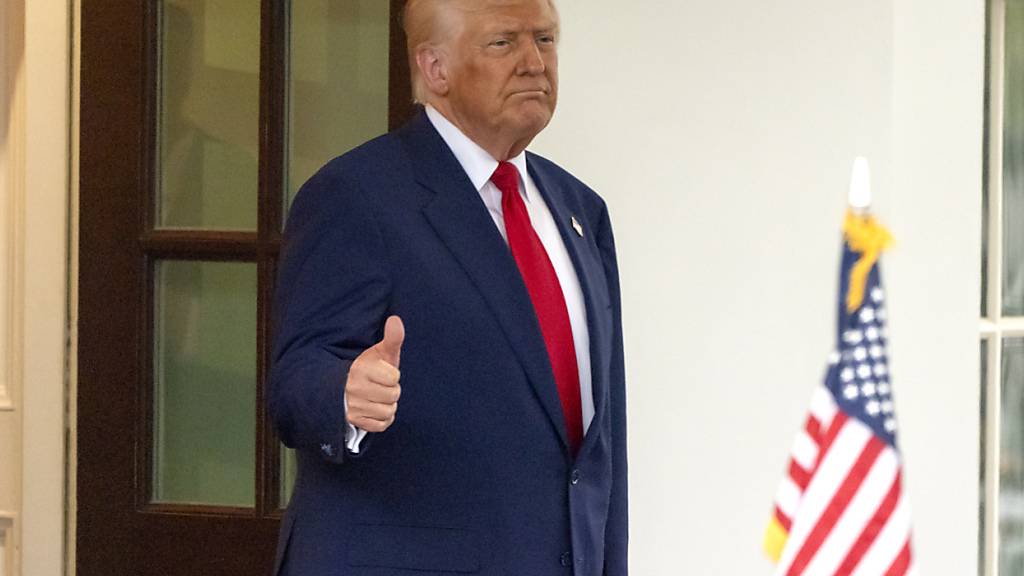 US-Präsident Donald Trump zeigt mit dem Daumen nach oben, als Israels Ministerpräsident Netanjahu aus dem Westflügel des Weißen Hauses kommt. Foto: Mark Schiefelbein/AP/dpa