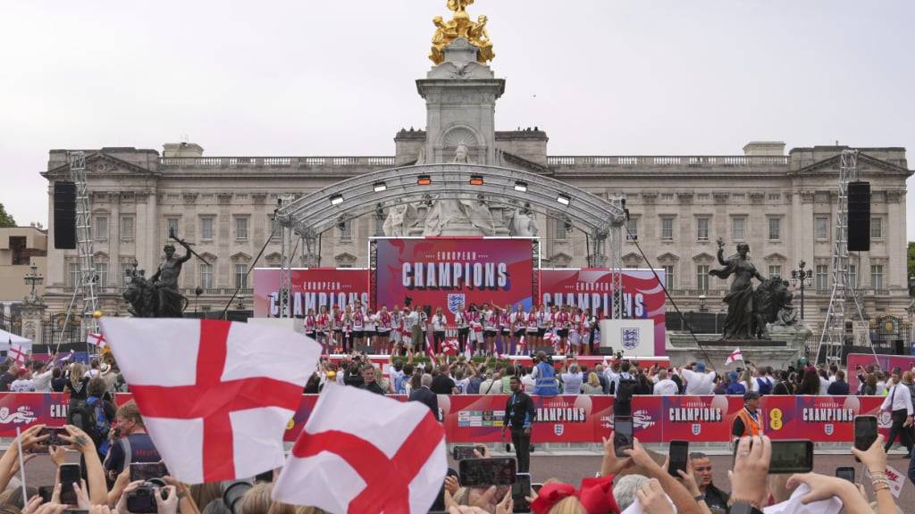 Die englischen Europameisterinnen feiern vor dem Buckingham-Palace mit den Fans