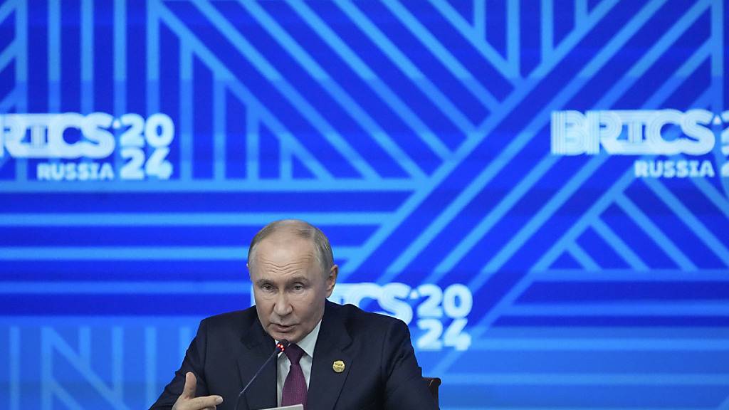 Wladimir Putin äußert sich auf einer Pressekonferenz in Kasan. Foto: Alexander Zemlianichenko/AP/dpa