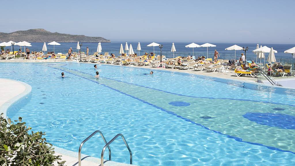 ARCHIV - Touristen genießen den Swimmingpool eines Hotels auf der Insel Kreta. Foto: Socrates Baltagiannis/dpa