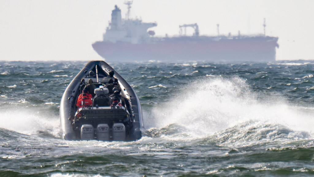 ARCHIV - Die schwedische Polizei National Task Force (NI) und die Küstenwache sind auf dem Weg zu dem bereits geenterten Tanker «Sea Owl I», der vor der Küste Schwedens liegt. Foto: Johan Nilsson/TT News Agency via AP/dpa - ACHTUNG: Nur zur redaktionellen Verwendung und nur mit vollständiger Nennung des vorstehenden Credits
