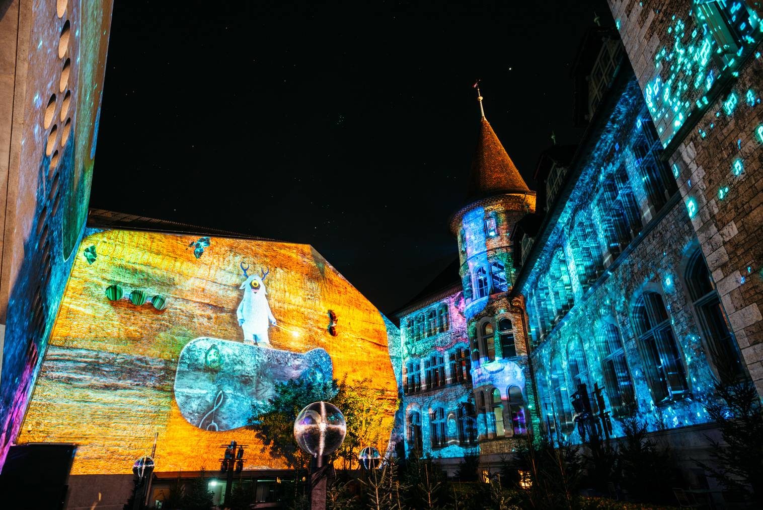 Die Show synchronisiert Musik von Aphex Twin, The Doors, Pink Floyd und The Weeknd mit passgenauen Video-Mapping-Projektionen, Lasern und einer Discokugel-Installation.