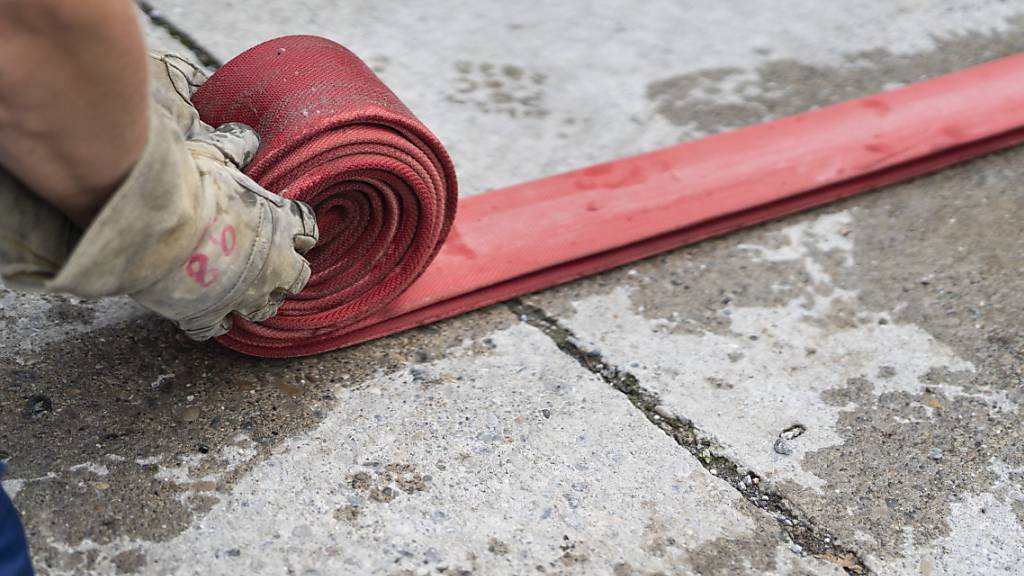 Ein brennendes Fahrzeug im Zürcher Schöneichtunnel sorgte am Mittwochmorgen für massive Verkehrsbehinderungen. (Symbolbild)