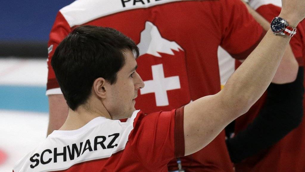 DIe geballte Faust in Richtung Fans: Benoît Schwarz kommt mit dem Genfer Team gut und besser in Fahrt