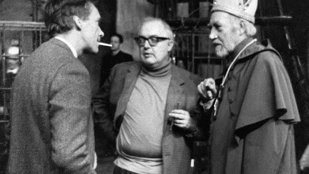 Regisseur Werner Düggelin, links, mit dem Autor Friedrich Dürrenmatt (Mitte) im Jahr 1967 bei der Hauptprobe zu «Die Wiedertäufer» am Schauspielhaus Zürich.