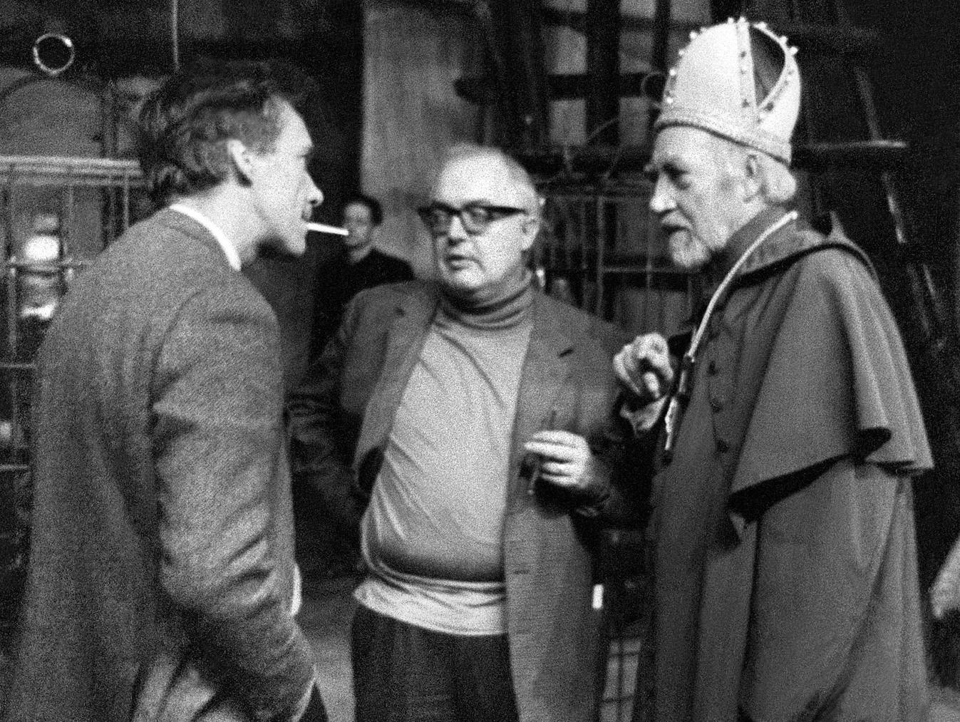 Regisseur Werner Düggelin, links, mit dem Autor Friedrich Dürrenmatt (Mitte) im Jahr 1967 bei der Hauptprobe zu «Die Wiedertäufer» am Schauspielhaus Zürich.