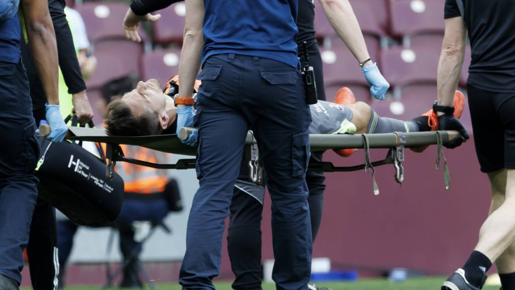 Servettes Goalie Joël Mall wird im Heimspiel gegen Luzern mit der Bahre vom Feld getragen