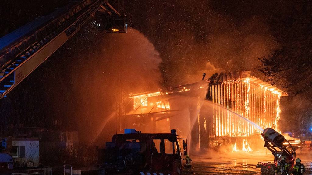 Werkhalle in Giswil brennt komplett ab