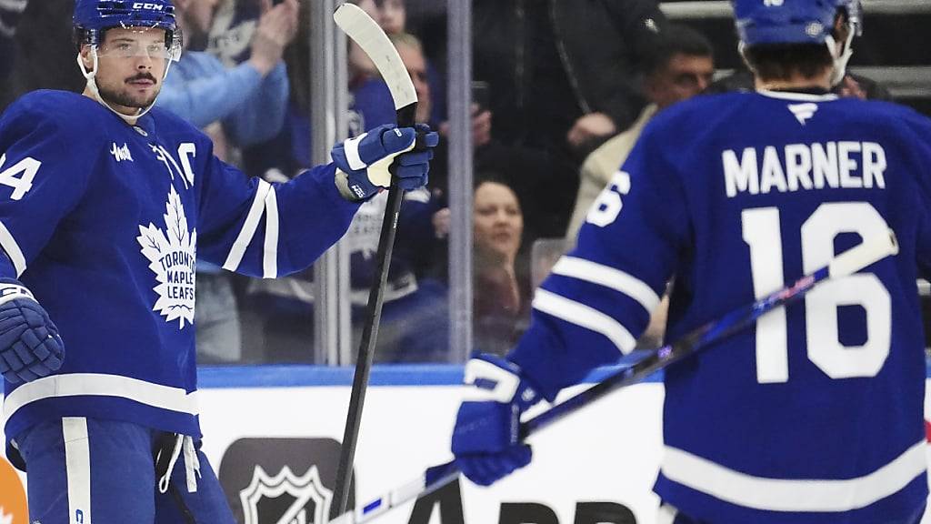 Auston Matthews (links) und Mitch Marner feiern mit den Toronto Maple Leafs einen ungefährdeten Sieg gegen die Los Angeles Kings von Kevin Fiala