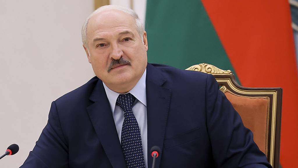 Alexander Lukaschenko, Präsident von Belarus, spricht zu den Premierministern der Gemeinschaft Unabhängiger Staaten während eines Treffens. Foto: Sergei Shelega/BelTA/AP/dpa