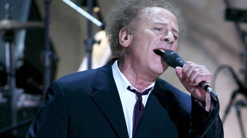 Art Garfunkel geht nur noch solo auf Tour, eine Wiedervereinigung mit Paul Simon werde von Simon blockiert, sagt er. Auch seinen 75. Geburtstag feiert er heute ohne den Ex-Partner. (Archivbild)