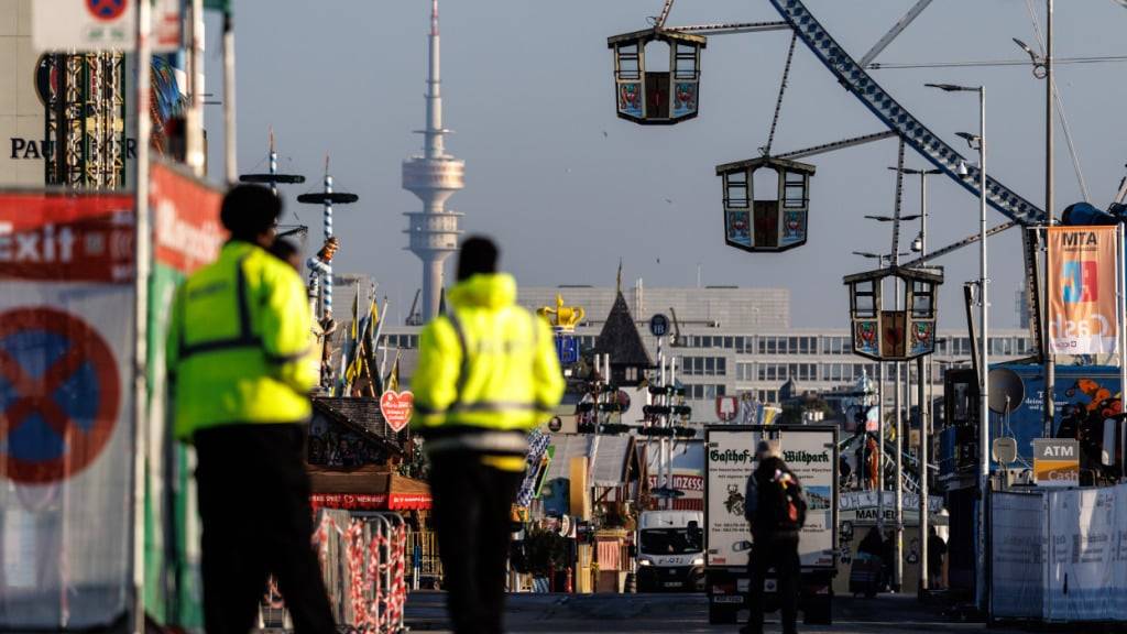 Nach einem Brand und Schüssen sowie einer Bombendrohung gegen das Oktoberfest dauern die Ermittlungen weiter an. Foto: Matthias Balk/dpa