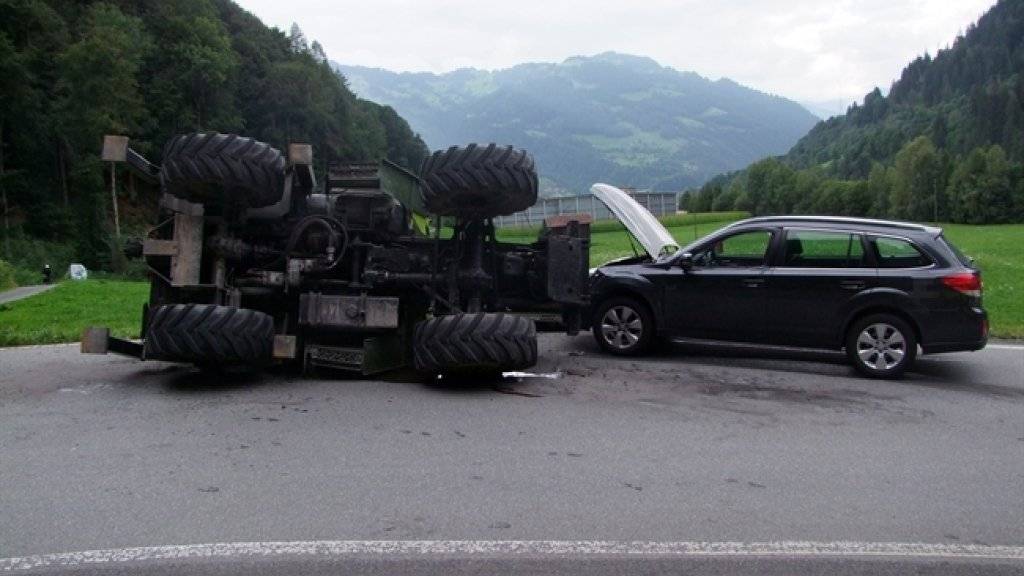Der Lenker einer Forstmaschine ist bei der Kollision mit einem Auto in Fideris GR leicht verletzt worden. (Bild: Kantonspolizei Graubünden)
