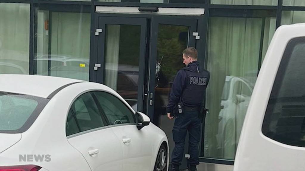 Schockmoment: Mit einer Waffe schiessen unbekannte Täter auf einen Club in Egerkingen