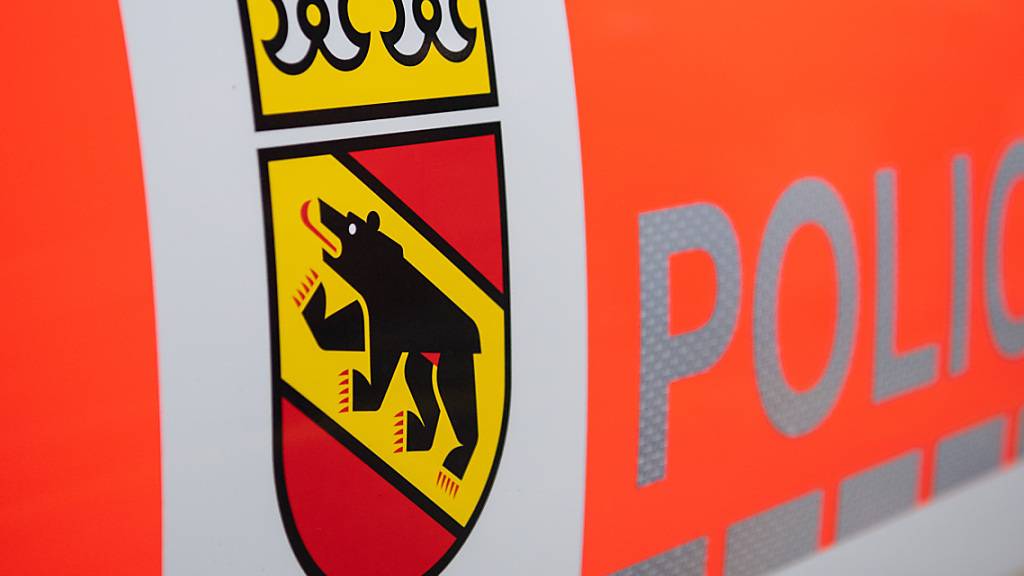 Die Kantonspolizei Bern lobte die tatkräftige Mitarbeit der Drittpersonen, die die verletzte Frau aus dem Auto geborgt und das ausgebrochene Feuer bekämpft hatten.
