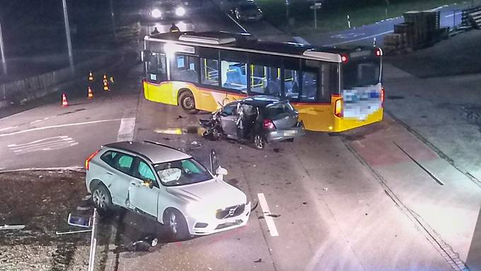 Heftiger Crash zweier Autos mit Postauto – zwei Personen verletzt