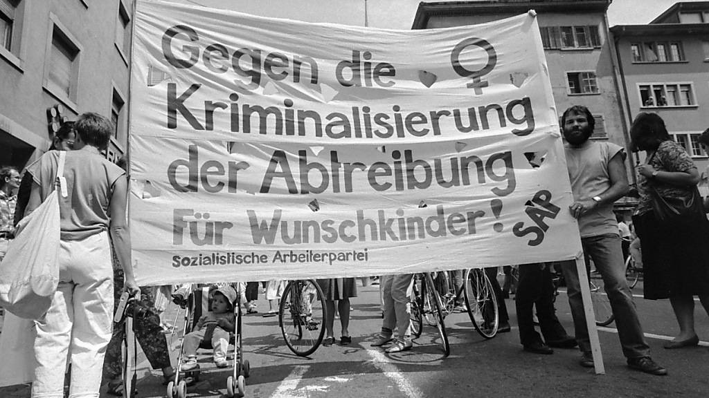 In Zürich demonstrierten 1985 zahlreiche Personen gegen die Volksinitiative «Recht auf Leben», die ein generelles Abtreibungsverbot forderte. Sie wurde an der Urne mit 69 Prozent Nein-Stimmen verworfen.