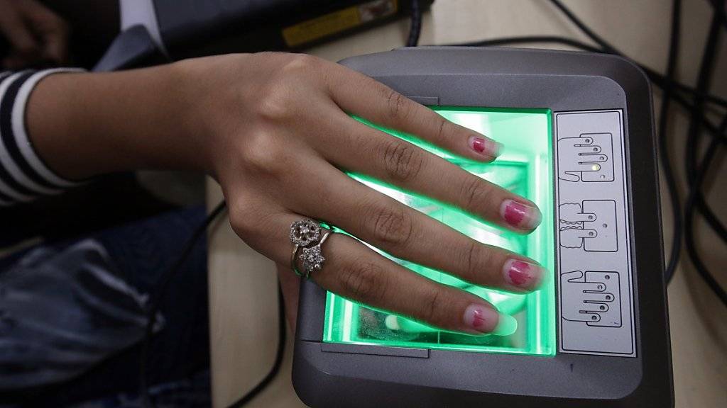 Aadhaar, die grösste biometrische Datenbank der Welt, ist zulässig. In der Datenbank sind die Daten von über einer Milliarde Menschen in Indien gespeichert.